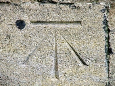 "This side up", a mark by a gothic stonemason